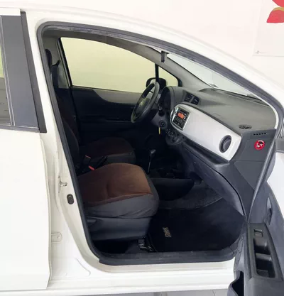 Toyota Yaris BASE MID-5