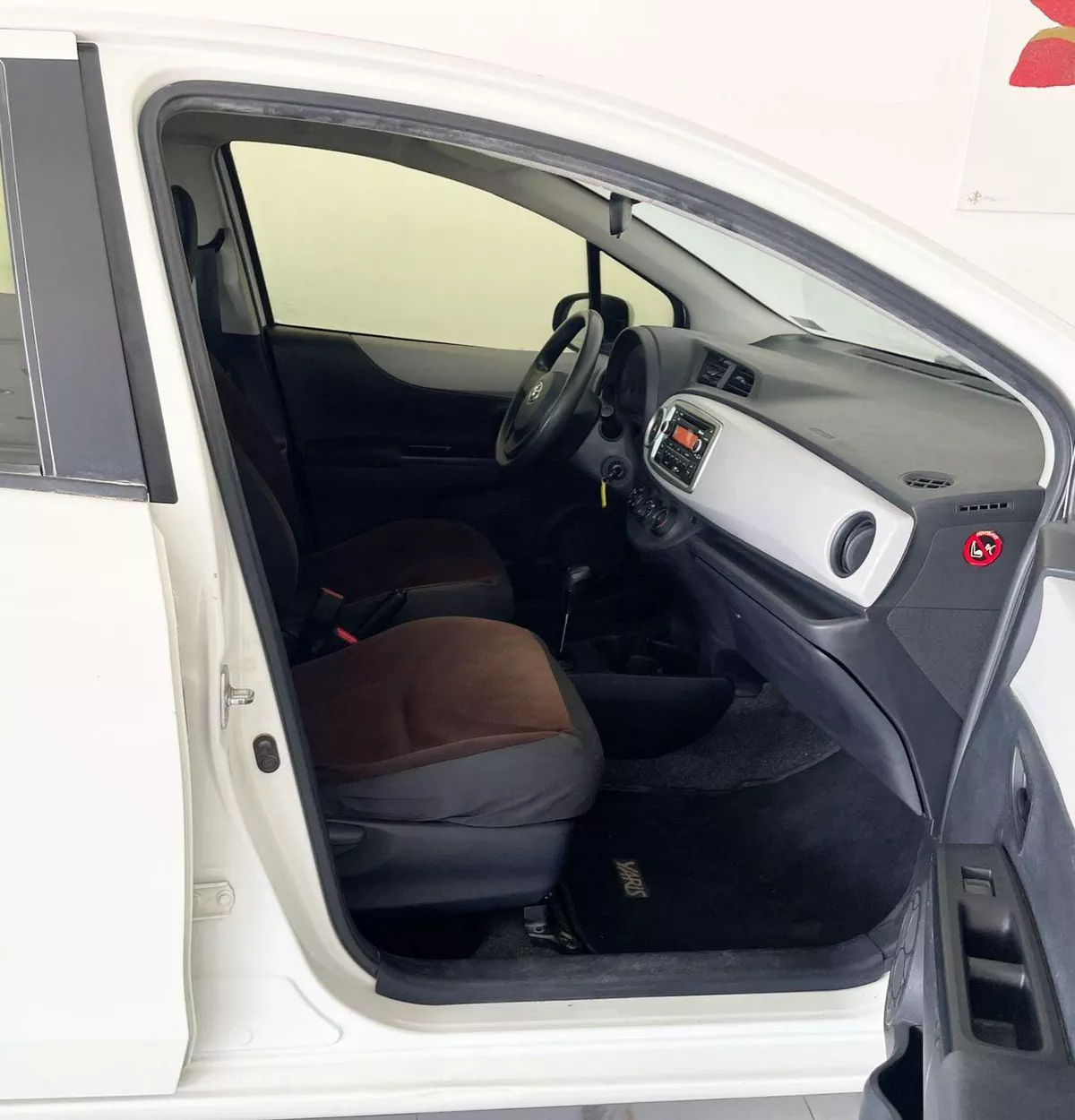 Toyota Yaris BASE MID-5-0