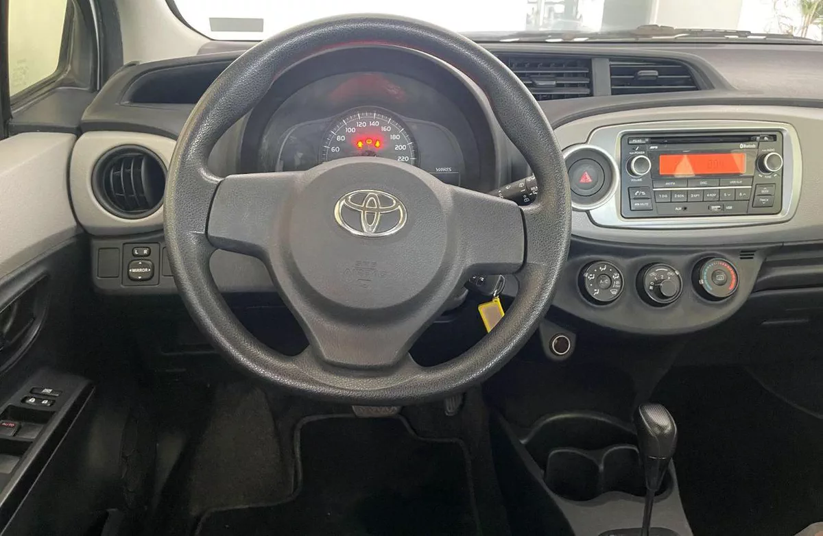Toyota Yaris BASE MID-6-0