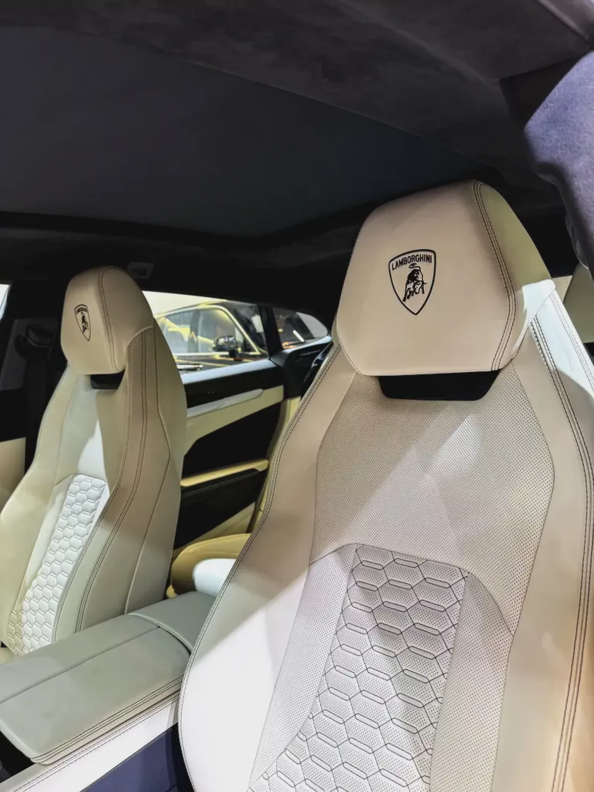 2020 LAMBORGHINI URUS ( GCC / STILL UNDER WARRANTY )-10-10