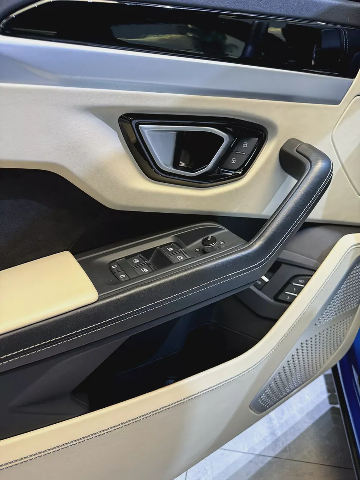 2020 LAMBORGHINI URUS ( GCC / STILL UNDER WARRANTY )-11-11