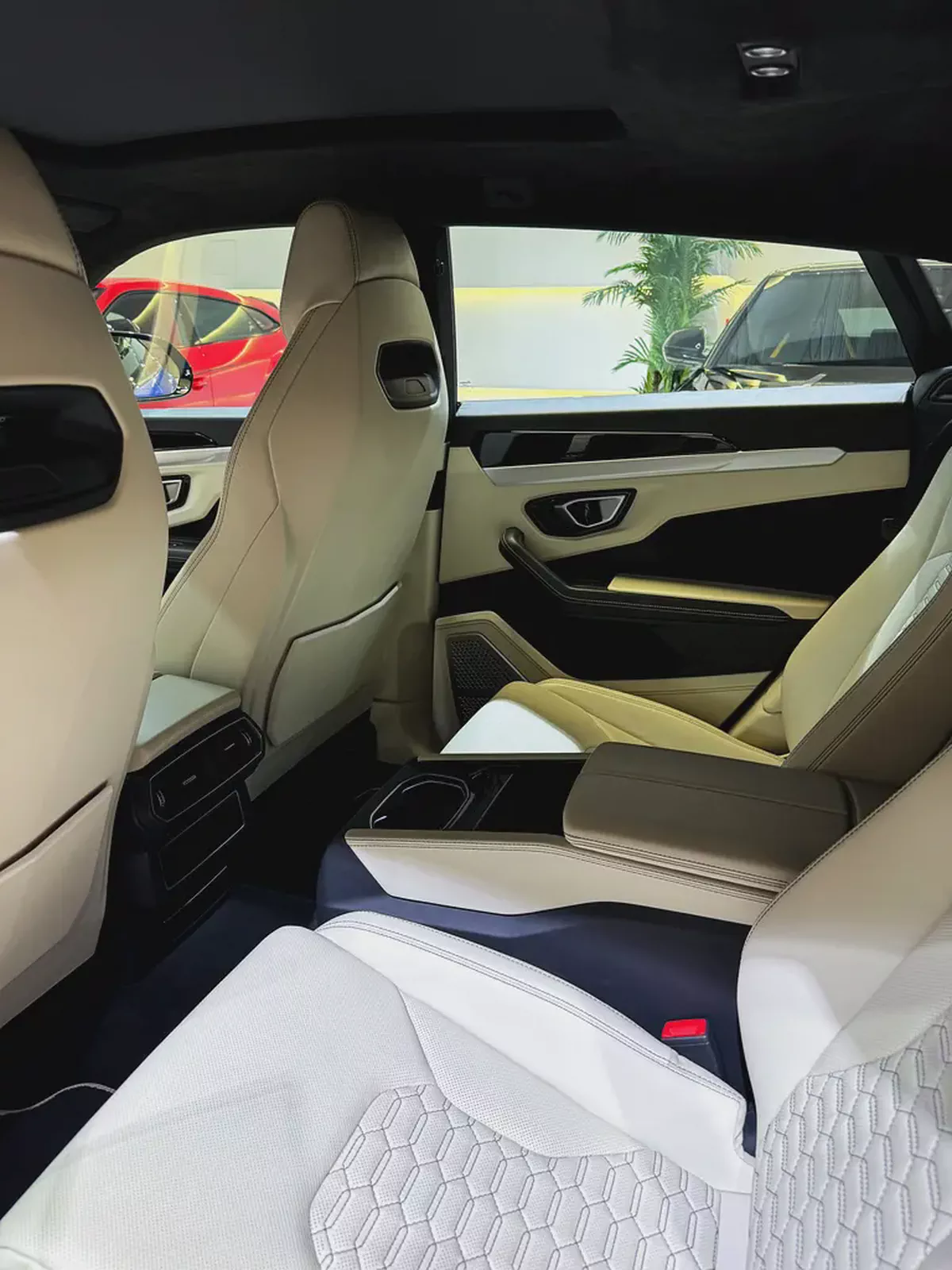 2020 LAMBORGHINI URUS ( GCC / STILL UNDER WARRANTY )-12-12