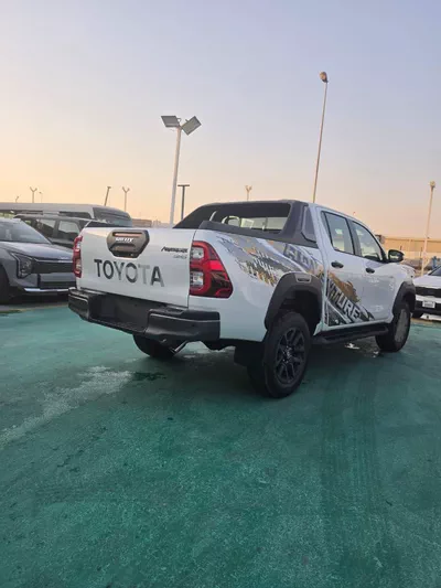 TOYOTA HILUX ADVENTURE 2.8L DIESEL-1