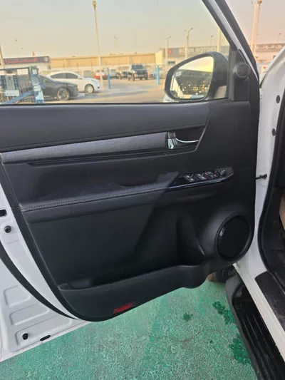 TOYOTA HILUX ADVENTURE 2.8L DIESEL-2