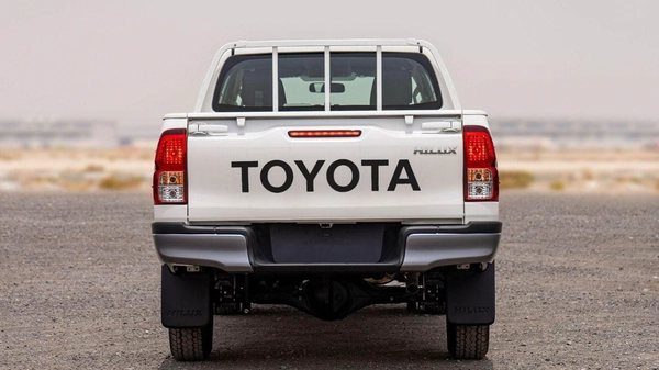 Toyota Hilux 2.4 MT