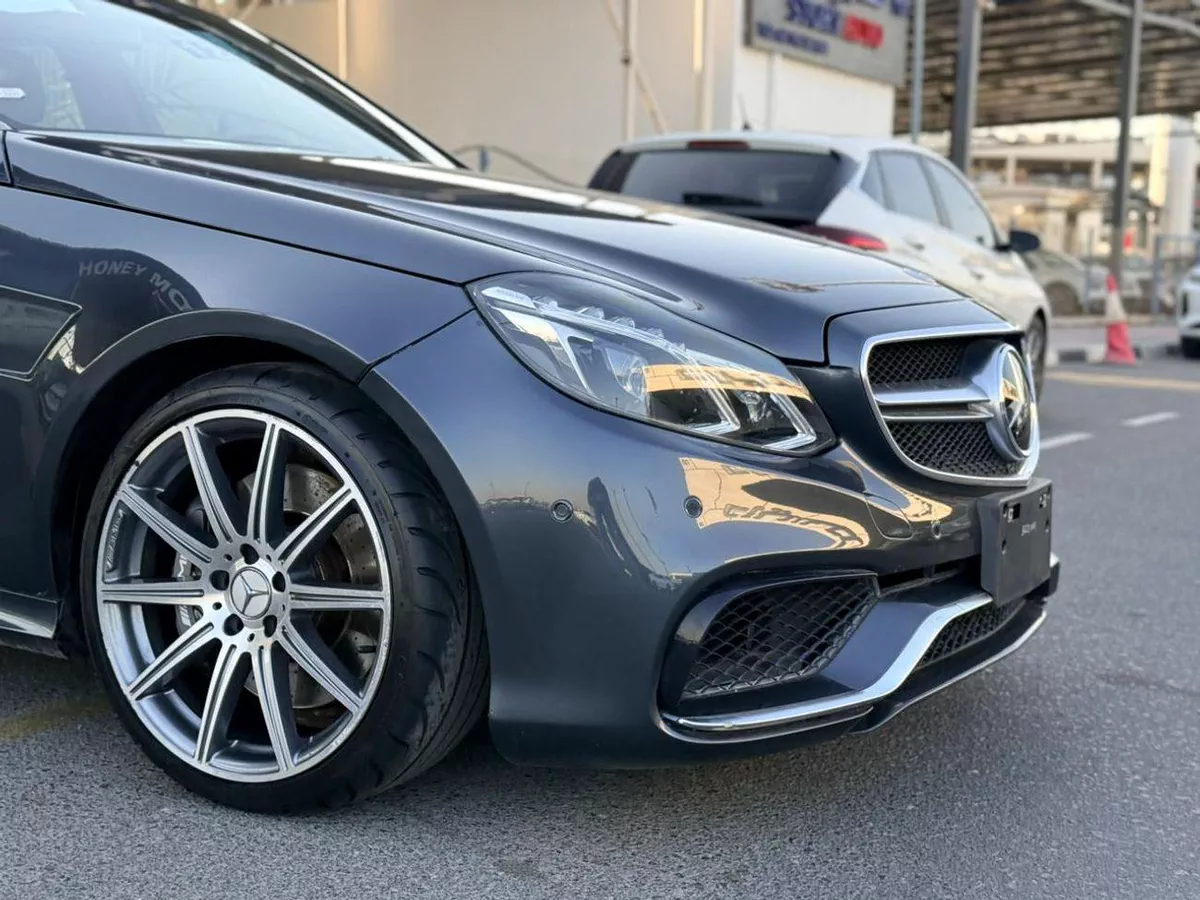 Mercedes Benz E63 AMG STANDARD-18-0