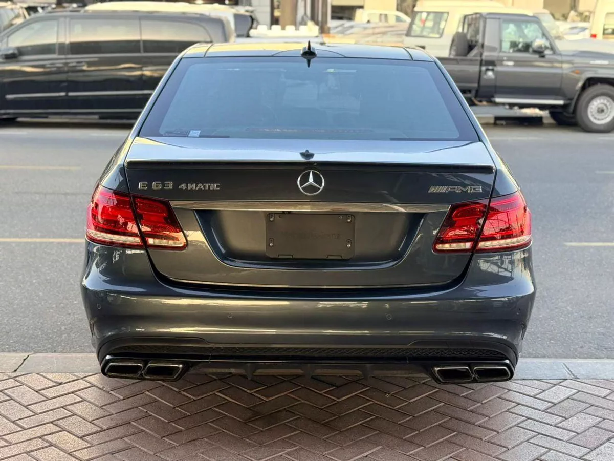 Mercedes Benz E63 AMG STANDARD-4-0