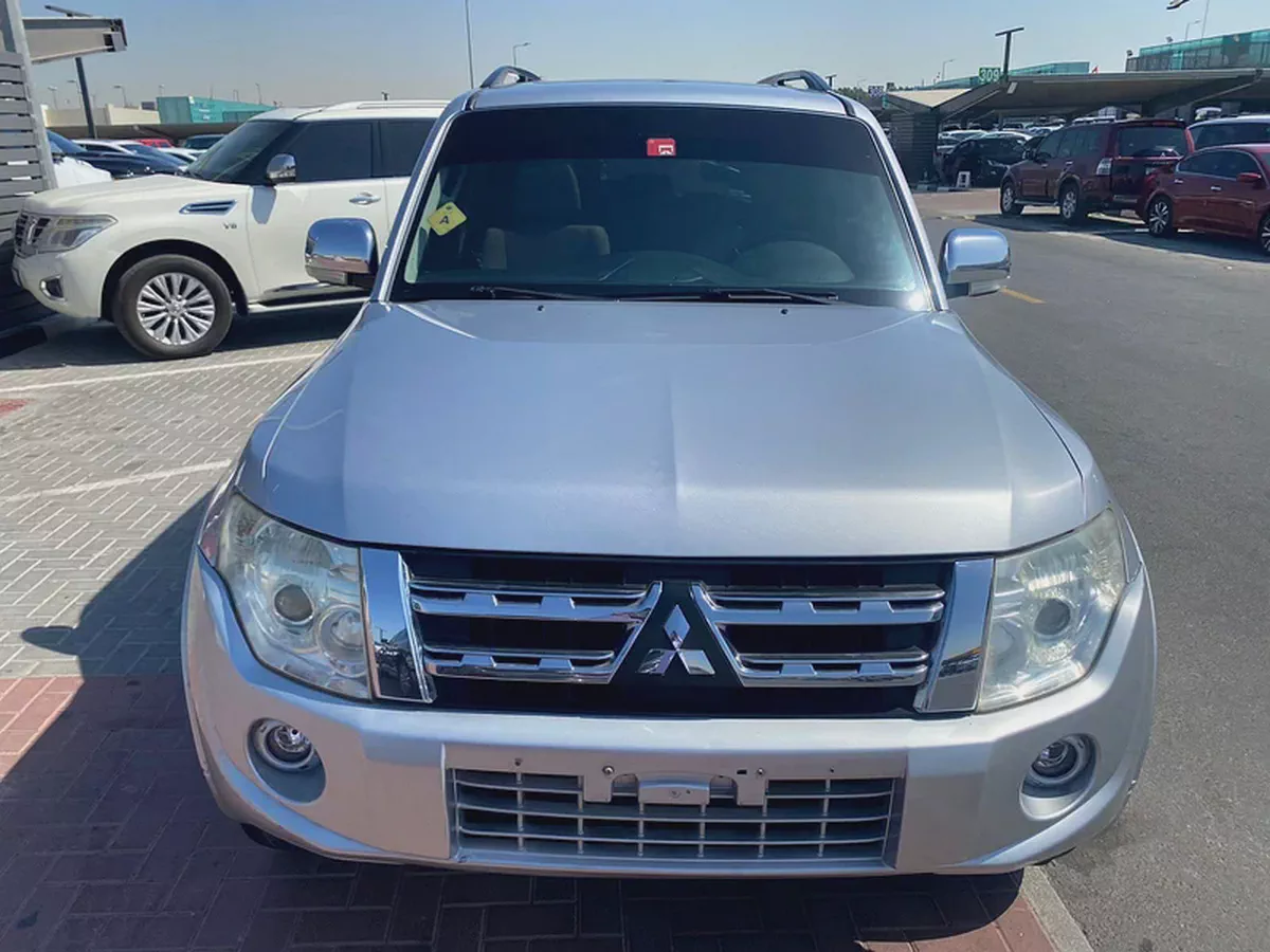Mitsubshi pajero 2012 silver color GCC calen car-2-2