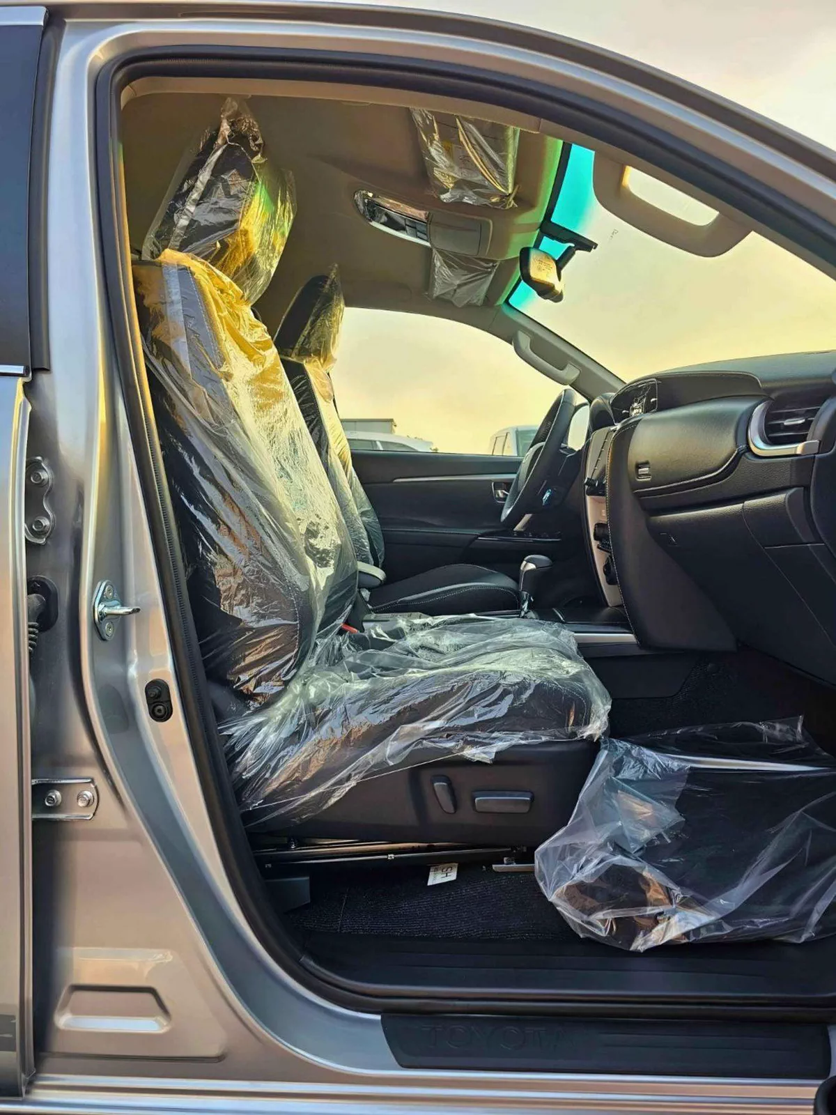 Toyota Fortuner VXR SR5 ADVENTURE / 4.0L V6 PETROL / CLIMATE WITH LEATHER SEATS /DIFFLOCK/ AUTO A/C (CODE # F6HA)-9-0