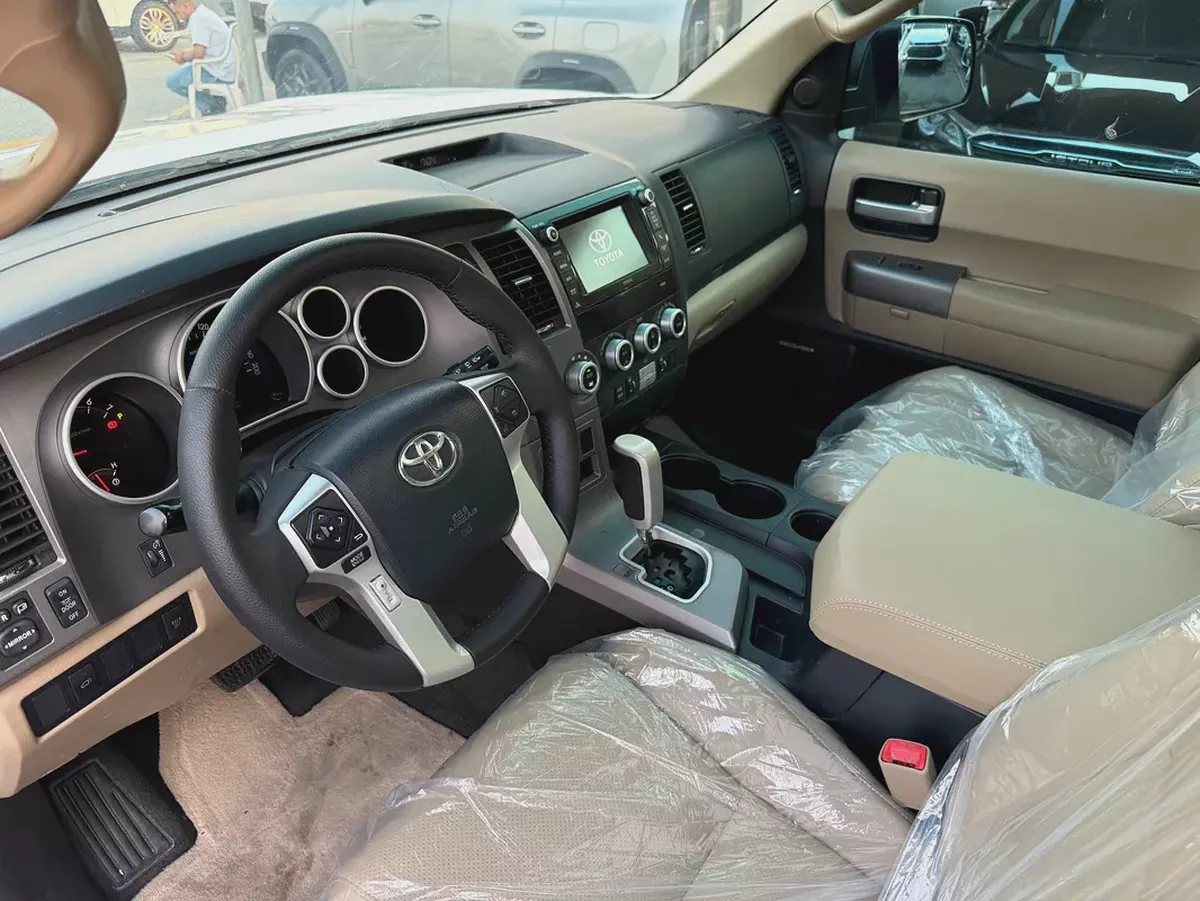 Toyota Sequoia VXR 2014 Gcc Full Option 5.7L-3-3