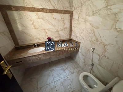 🌟 Luxurious 6-Bedroom Villa with Private Garden in Al Juraina-25