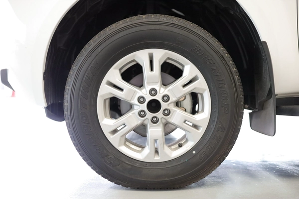 NISSAN NAVARA 2.5 PETROL SE 4X2 MT DC PLUS