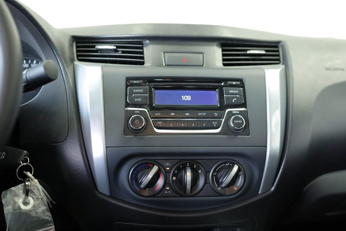NISSAN NAVARA 2.5 PETROL SE 4X2 MT DC PLUS-11-11