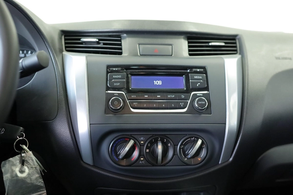 NISSAN NAVARA 2.5 PETROL SE 4X2 MT DC PLUS