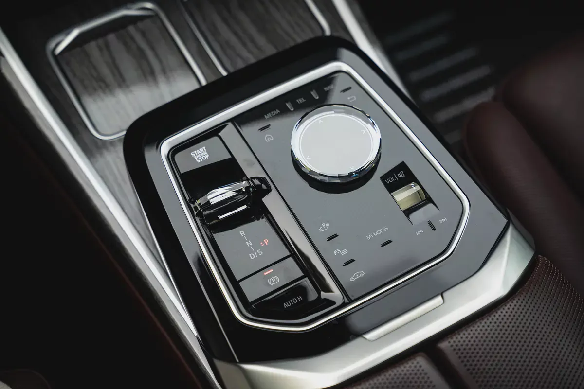 2025 BMW 740i MASTER CLASS | GCC | 16,342 KM | 5 YEARS WARRANTY | BROOKLYN GREY | AED 375,000/--8-8