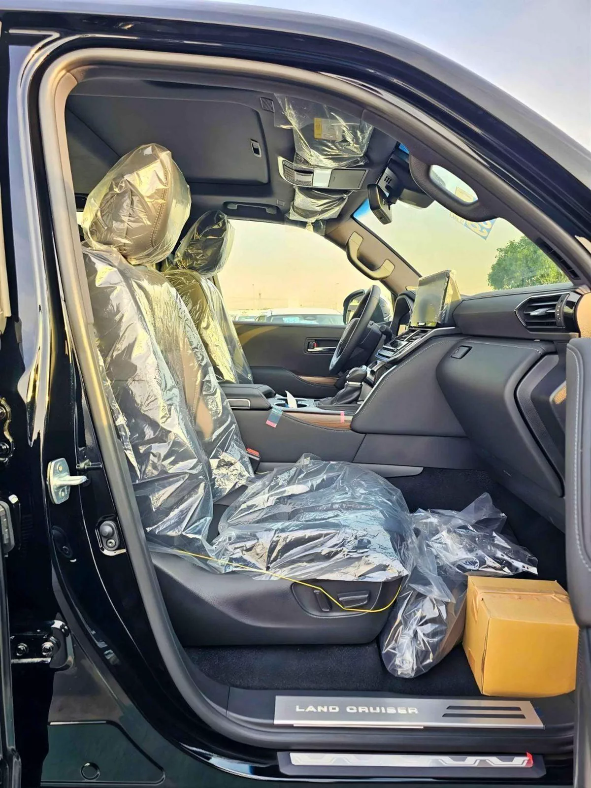 Toyota Land Cruiser VX HYBRID / 3.5L V6 PETROL /RADAR/BIG DVD/JBL SPKRS/COOL BOX/LETAHER WITH MEMORY SEATS (CODE#VXH25)-10-0