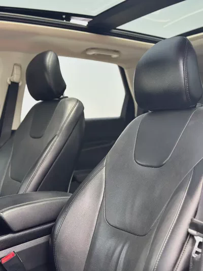 | 2.0L Turbo | Ford Edge Titanium | 2018 | CLEAN CAR | 164,000 km | Silver / Black-10