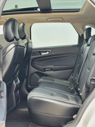 | 2.0L Turbo | Ford Edge Titanium | 2018 | CLEAN CAR | 164,000 km | Silver / Black-13