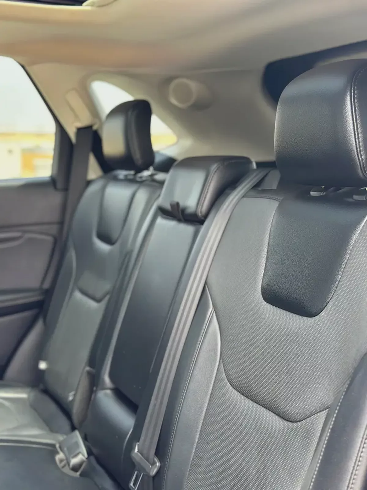 | 2.0L Turbo | Ford Edge Titanium | 2018 | CLEAN CAR | 164,000 km | Silver / Black-14-14