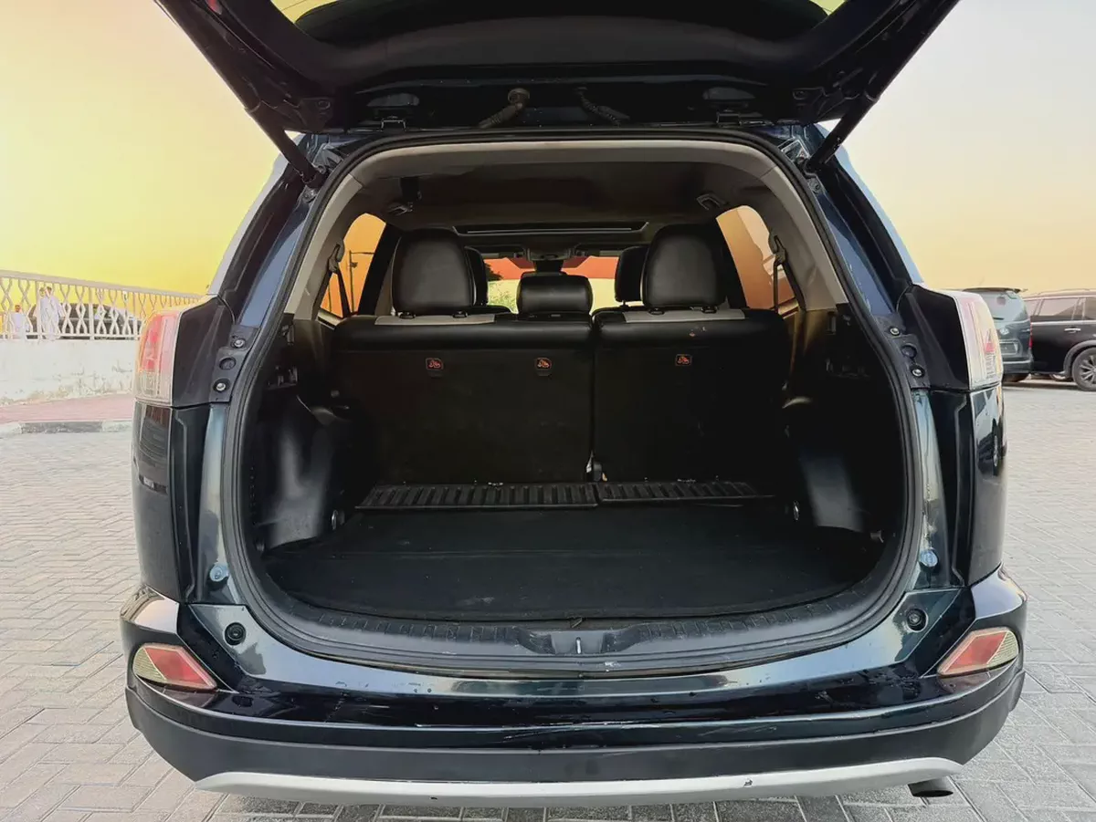 Toyota Rav 4 XLE 2017 - American Specs - Excellent Condition KM IS NOT ORIGINAL-10-10