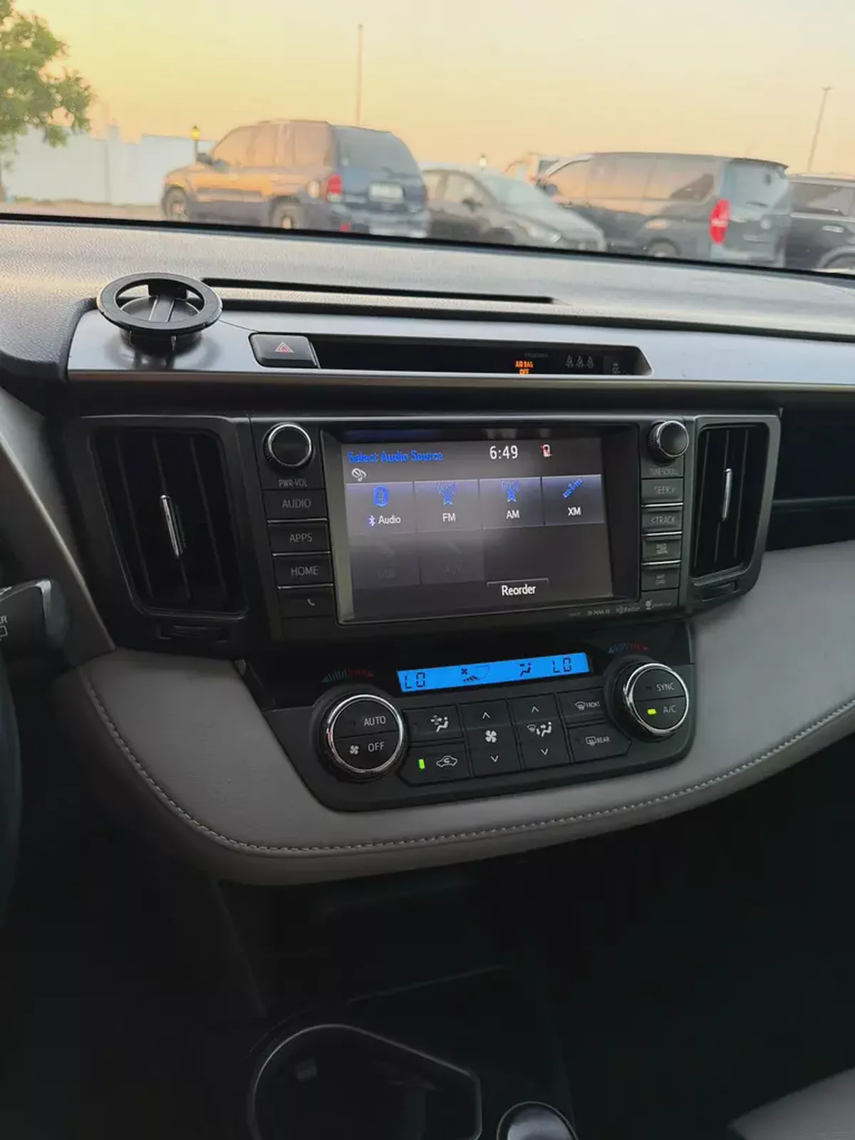 Toyota Rav 4 XLE 2017 - American Specs - Excellent Condition KM IS NOT ORIGINAL-12-12