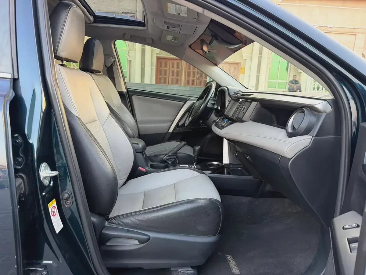 Toyota Rav 4 XLE 2017 - American Specs - Excellent Condition KM IS NOT ORIGINAL-6-6