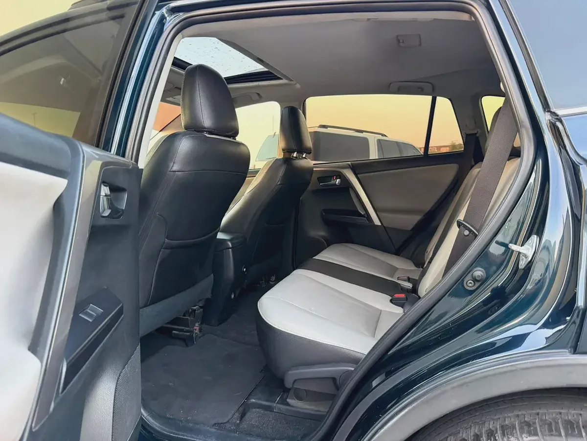 Toyota Rav 4 XLE 2017 - American Specs - Excellent Condition KM IS NOT ORIGINAL-7-7