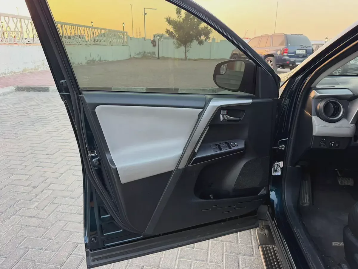 Toyota Rav 4 XLE 2017 - American Specs - Excellent Condition KM IS NOT ORIGINAL-8-8