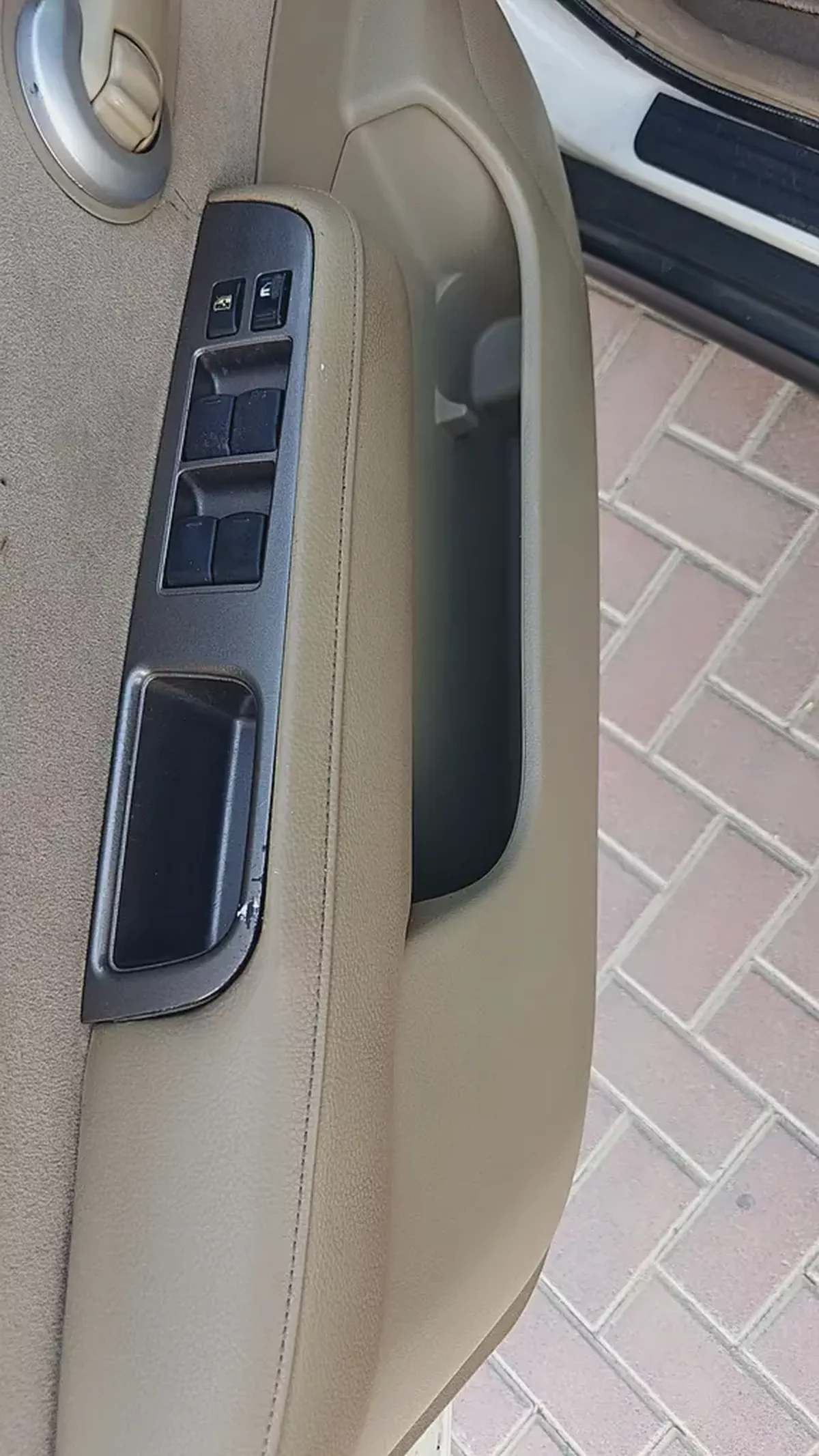 Nissan Tiida 2012 GCC Specs - Reliable Hatchback in Excellent Condition-11-11
