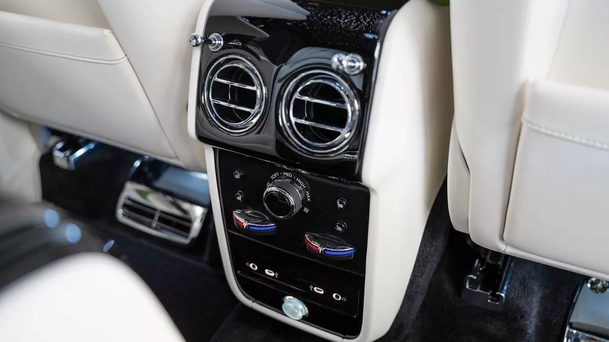 Rolls Royce Cullinan STD Rolls Royce Cullinan - Silver Badge - 2026-9-0