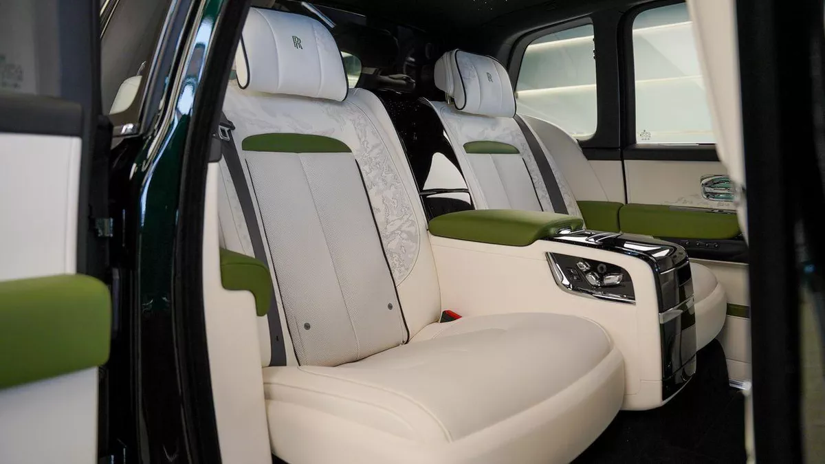 Rolls Royce Cullinan STD Rolls Royce Cullinan - Silver Badge - 2026-14-0