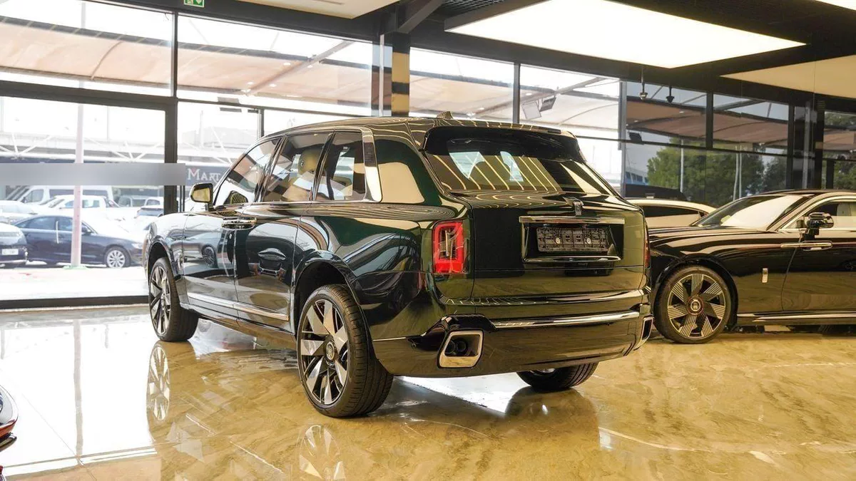 Rolls Royce Cullinan STD Rolls Royce Cullinan - Silver Badge - 2026-16-0