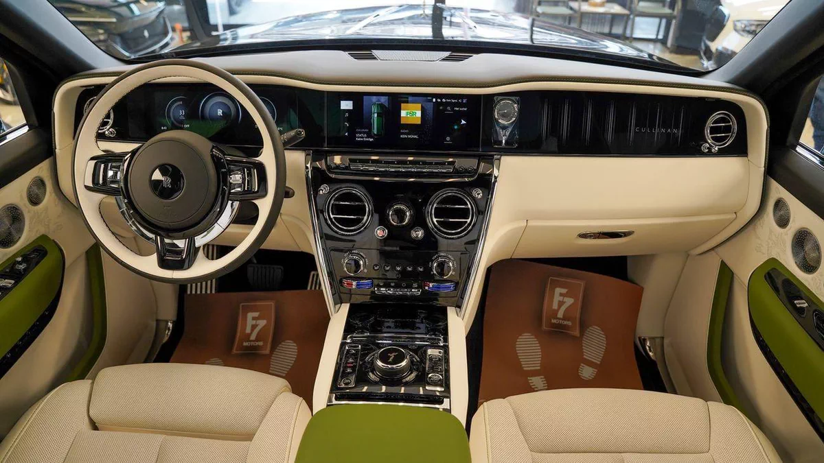 Rolls Royce Cullinan STD Rolls Royce Cullinan - Silver Badge - 2026-6-0