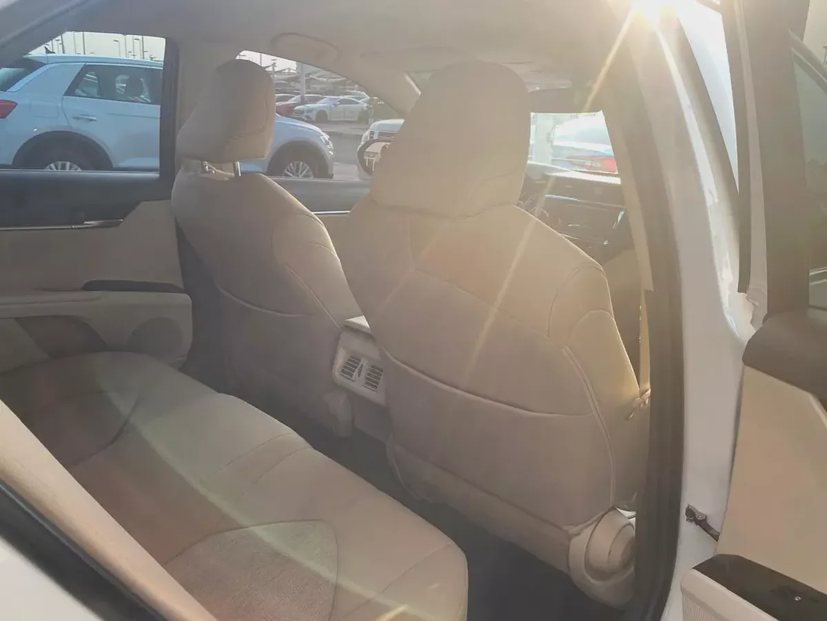 Toyota Camry 2020 White-19-19