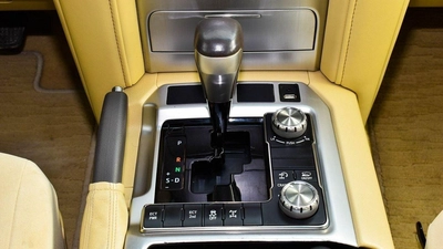 Toyota Land Cruiser EXR 5.7 V8-10