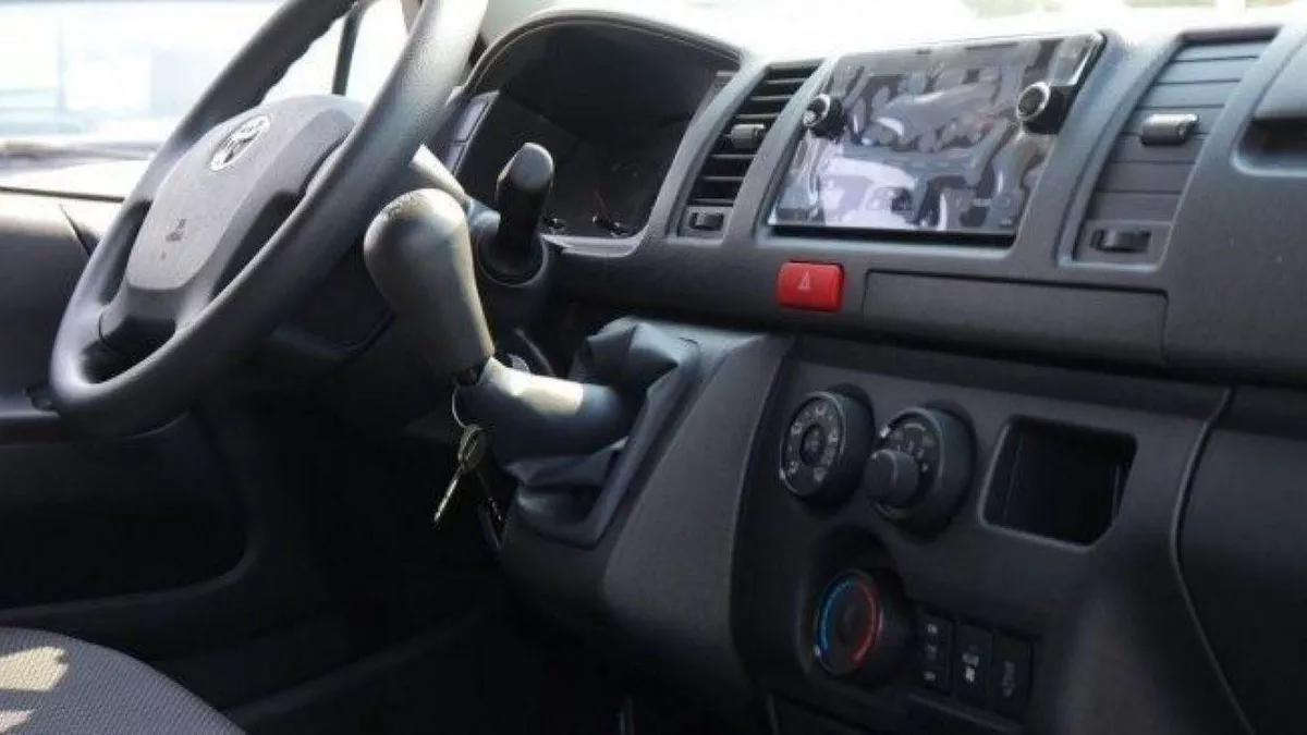 Toyota Hiace DLS - STD ROOF Toyota hiace 2.5L MY2025 diesel standard roof for export only-3-0