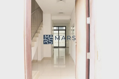 Stunning Gem – Perfect for Comfortable Family Living!-5