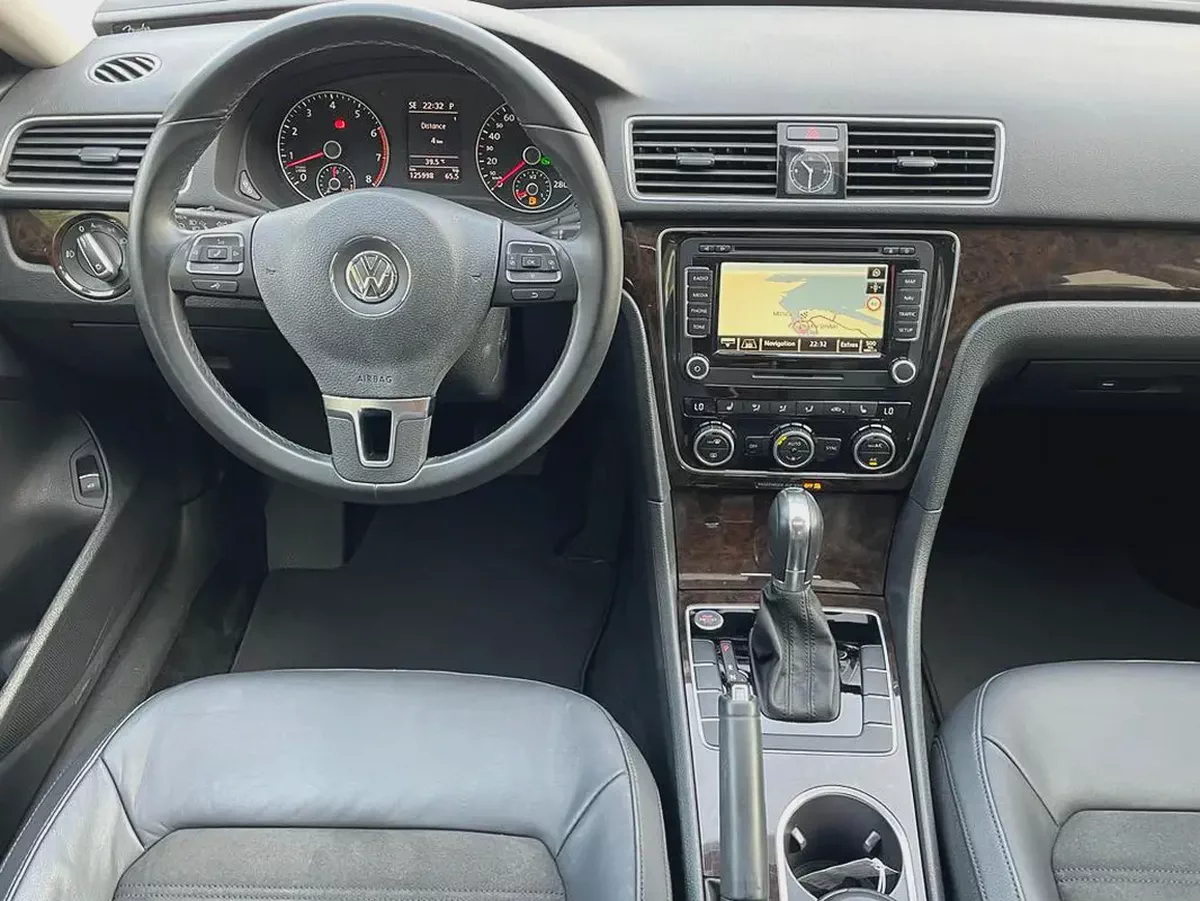 VOLKSWAGEN PASSAT - GCC SPECS - FULL SERVICE HISTORY - UNDER WARRANTY - ORIGINAL PAINT --11-11