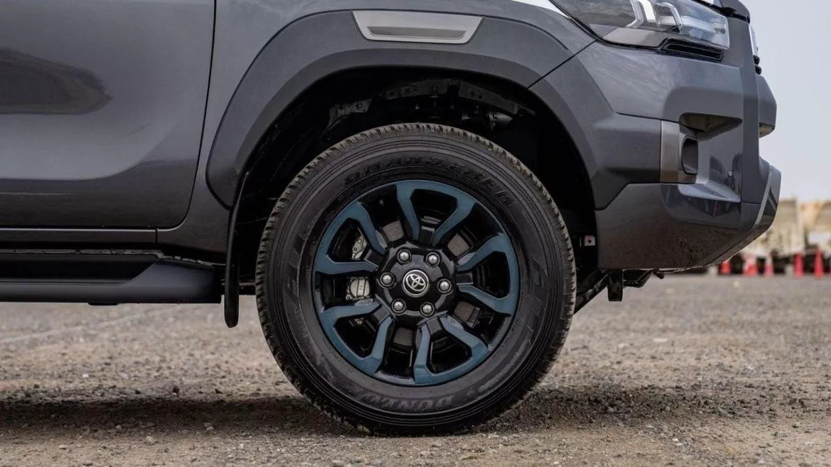 Toyota Hilux ADVENTURE-9-0