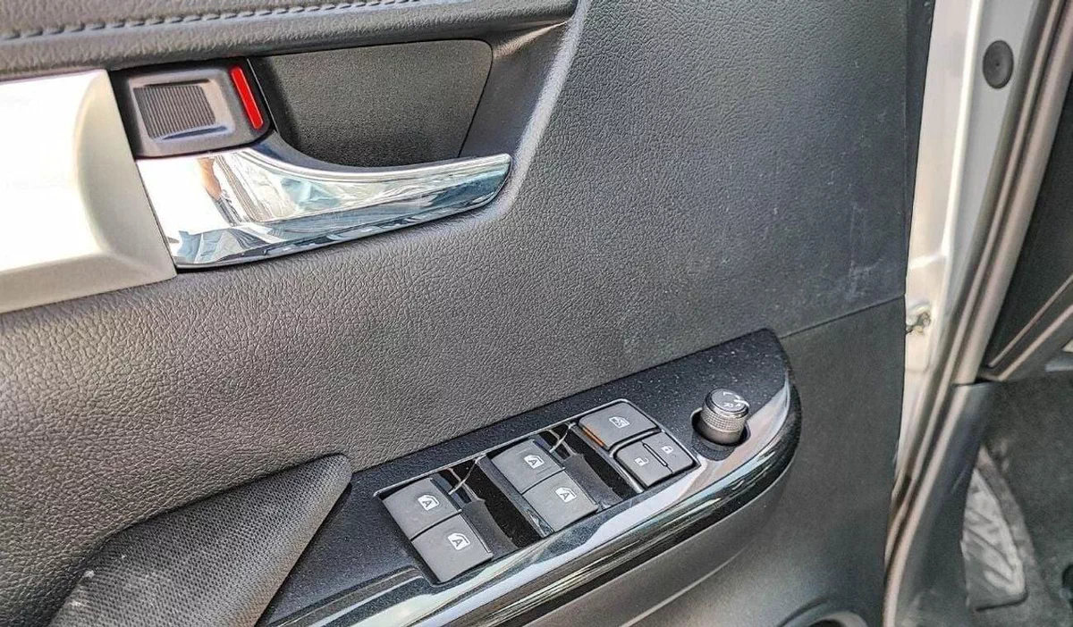 Toyota Hilux SGLX Toyota Hilux 2.4L Diesel AT Full Option MY2025_Silver-11-0