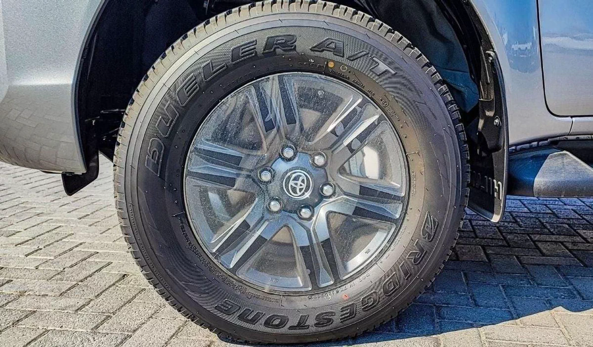 Toyota Hilux SGLX Toyota Hilux 2.4L Diesel AT Full Option MY2025_Silver-14-0