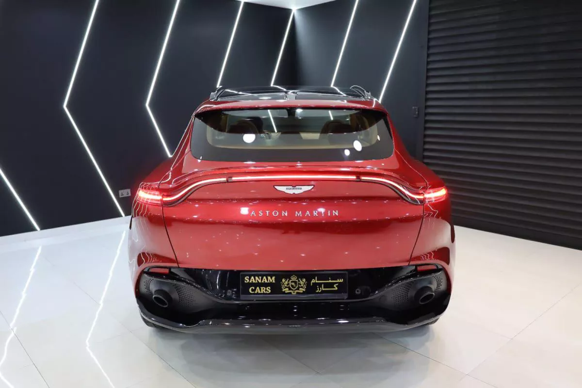 Aston Martin DBX 550-4-4