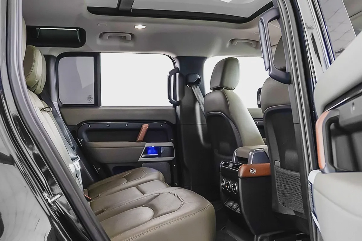 5,193 AED / 60 months | 0% DP | 2023 Land Rover Defender 110 P300 SE / Land Rover Warranty-13-13