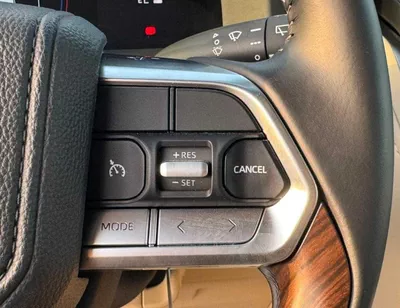Toyota Land Cruiser GXR MID OPTION || 4.0L PETROL V6 | SUNROOF | LEATHER WITH PWR SEATS | REAR ENTERTAINMENT SCREEN (COD-16