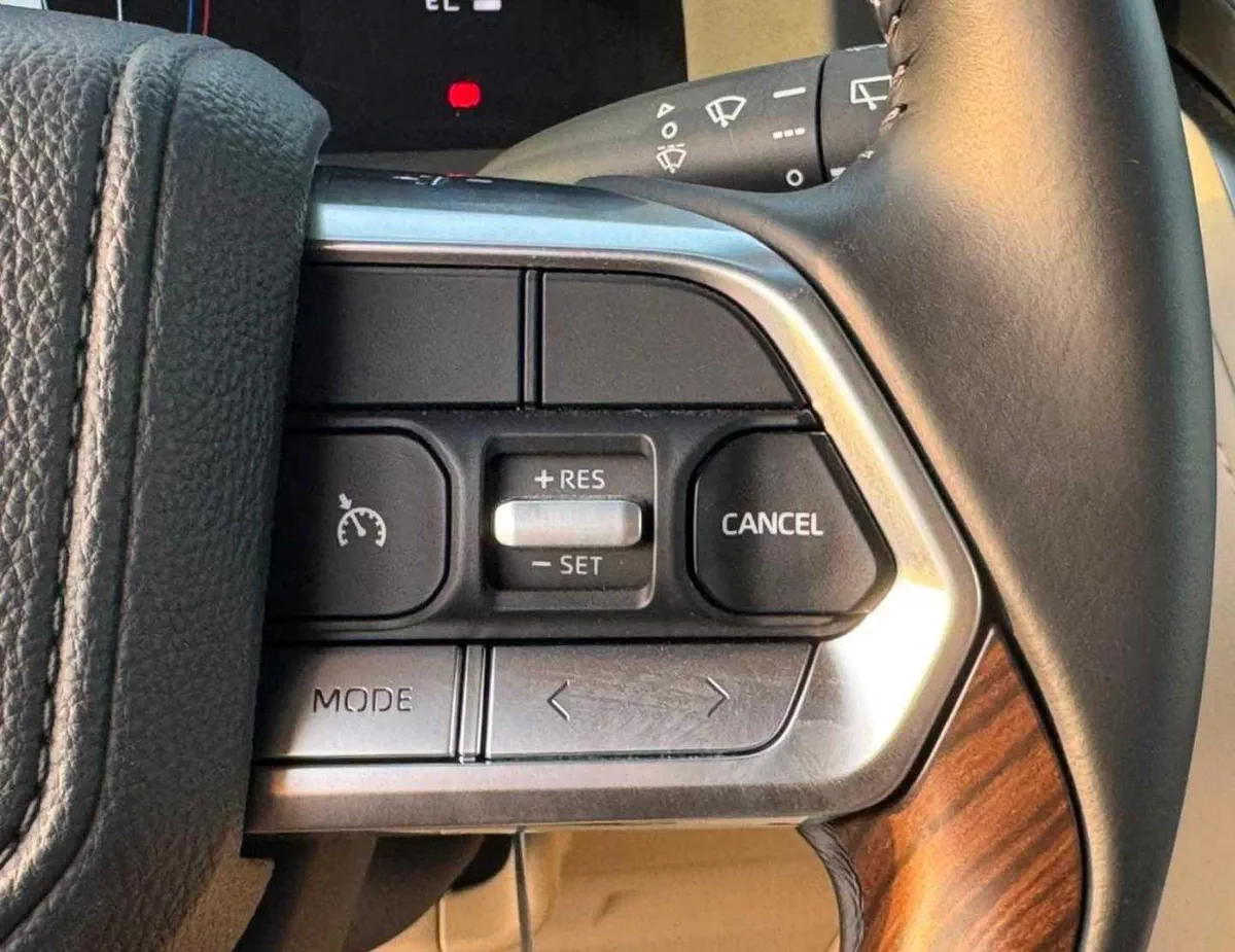 Toyota Land Cruiser GXR MID OPTION || 4.0L PETROL V6 | SUNROOF | LEATHER WITH PWR SEATS | REAR ENTERTAINMENT SCREEN (COD-16-0