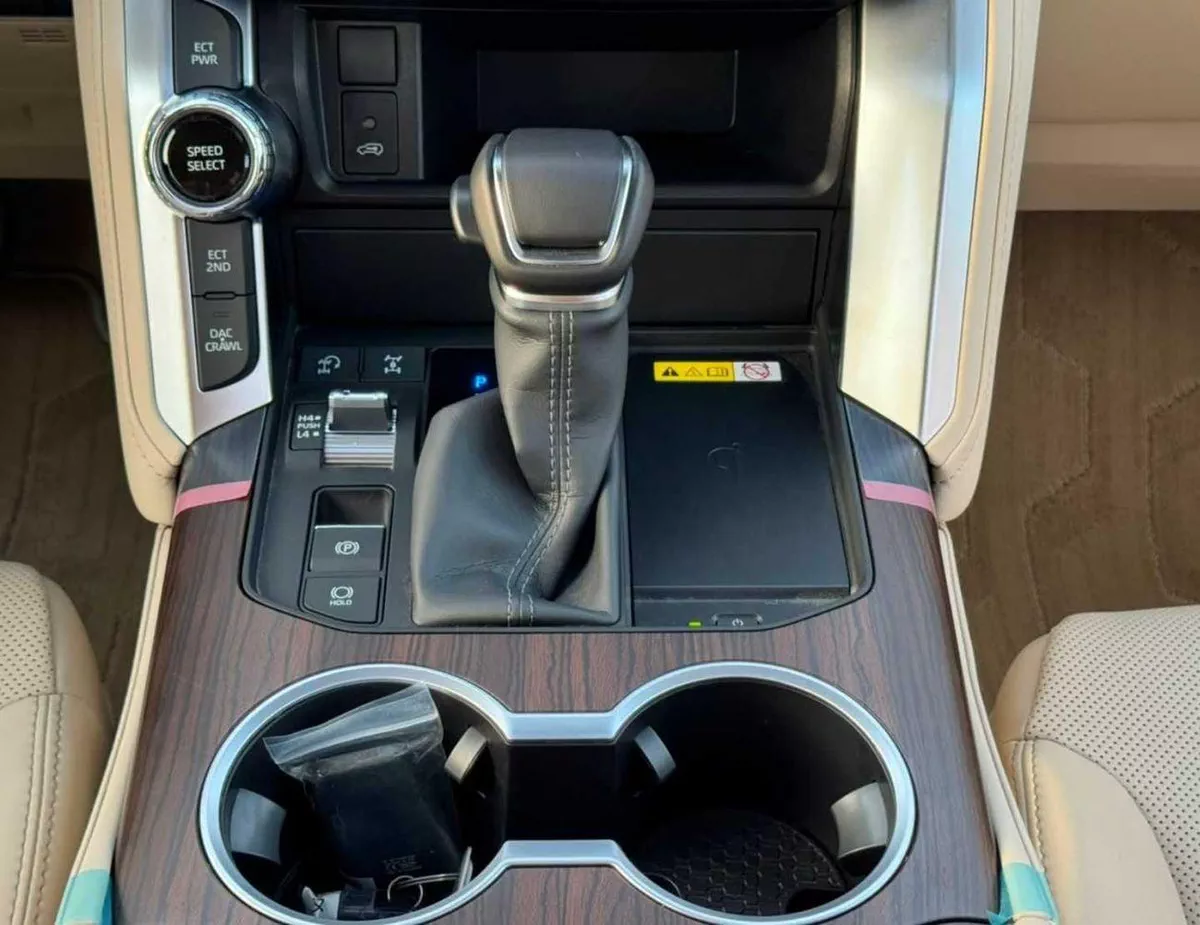 Toyota Land Cruiser GXR MID OPTION || 4.0L PETROL V6 | SUNROOF | LEATHER WITH PWR SEATS | REAR ENTERTAINMENT SCREEN (COD-18-0