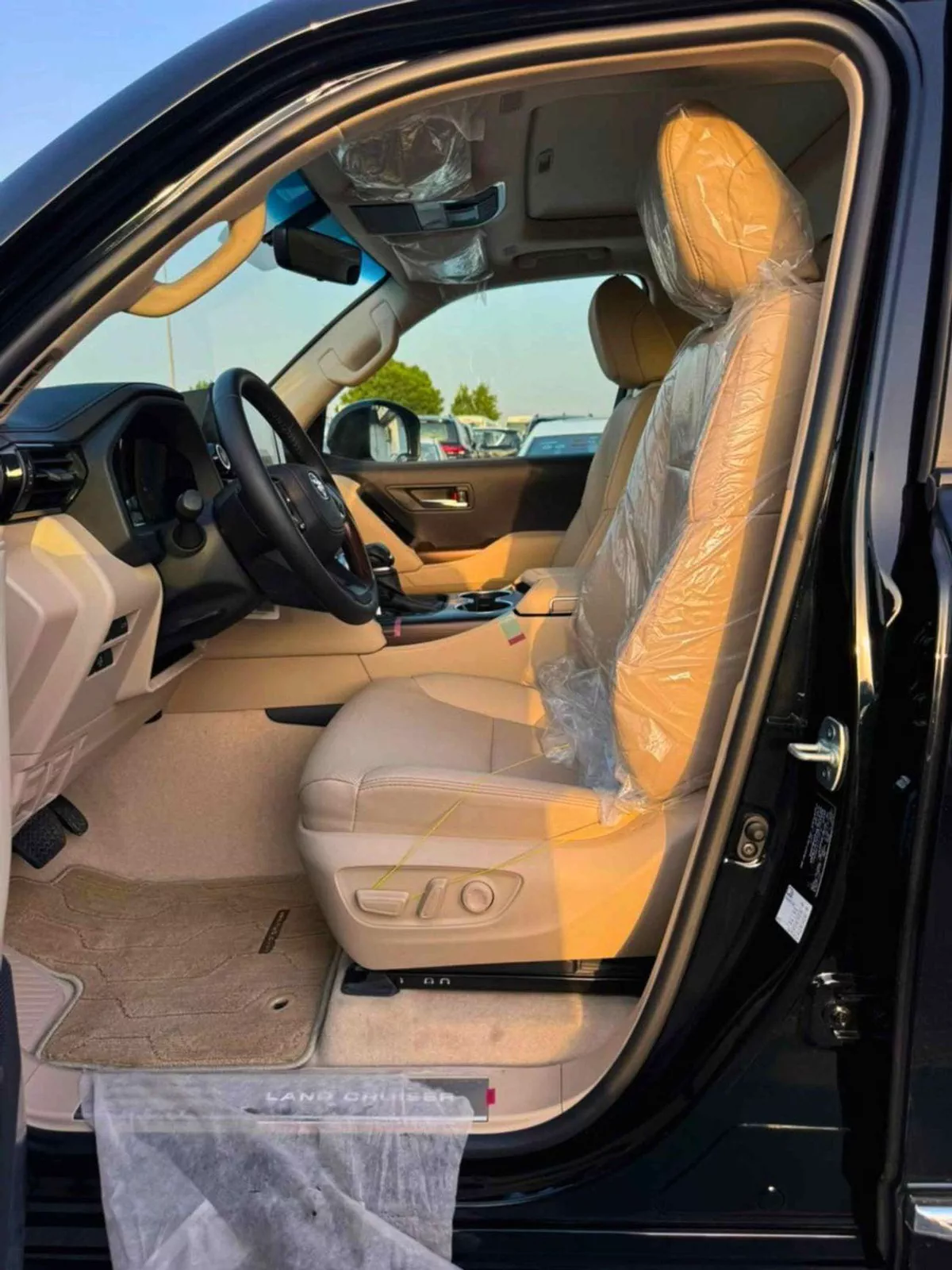 Toyota Land Cruiser GXR MID OPTION || 4.0L PETROL V6 | SUNROOF | LEATHER WITH PWR SEATS | REAR ENTERTAINMENT SCREEN (COD-8-0
