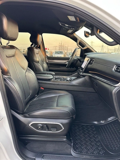 Jeep Wagoneer L Series I 2023 AWD-12