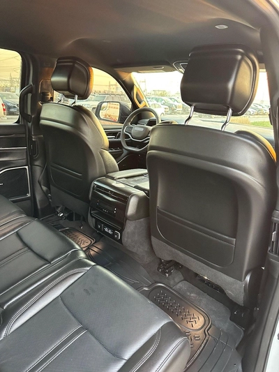 Jeep Wagoneer L Series I 2023 AWD-16