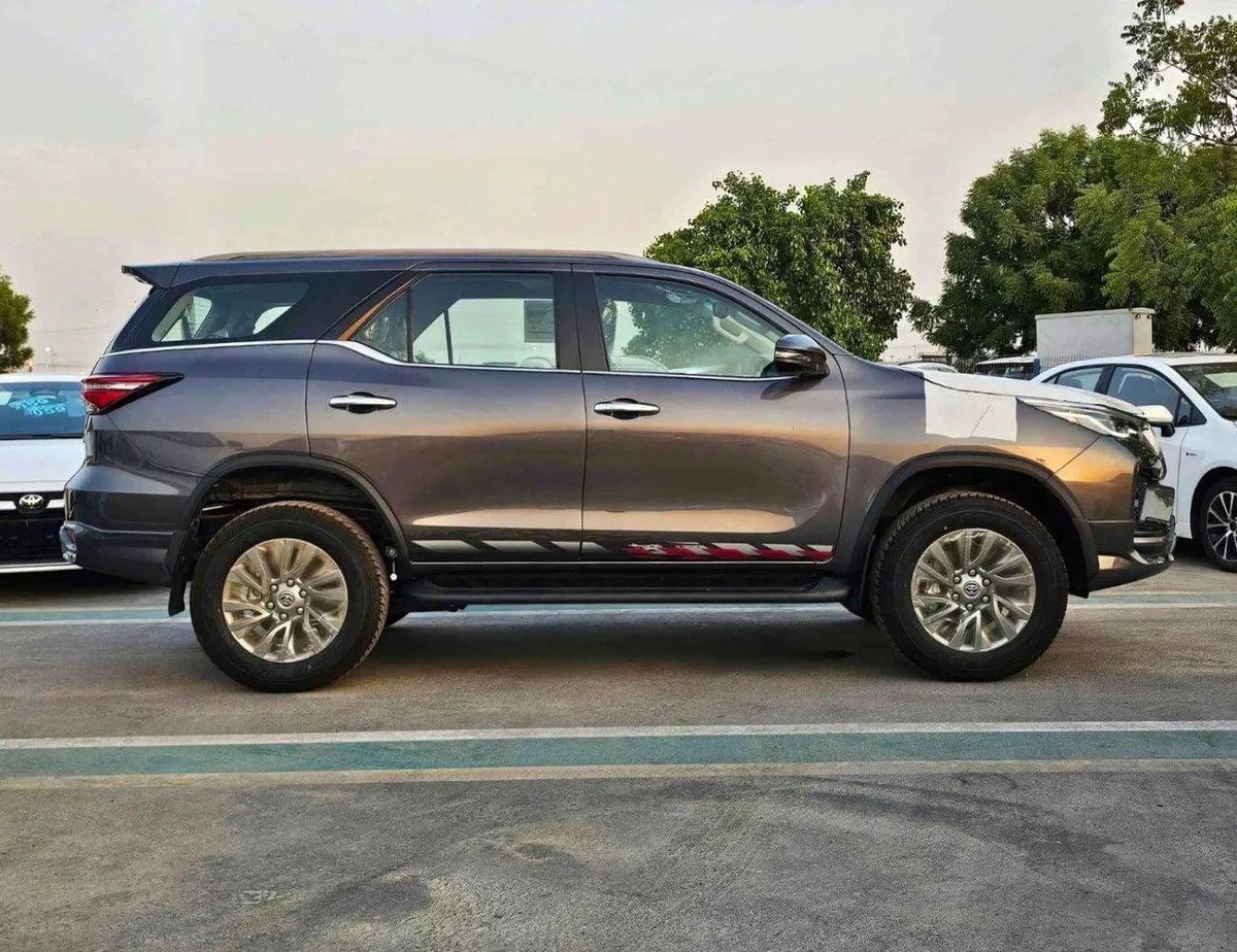 Toyota Fortuner VXR SR5 ADVENTURE / 4.0L V6 PETROL / CLIMATE WITH LEATHER SEATS / DIFFLOCK / AUTO A/C (CODE # F6HA)-2-0